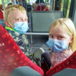 Nadat we de auto hebben geparkeerd in Winsum, rijden we met de bus naar Pieterburen.