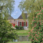 Deze monumentale boerderij is in 1909 gebouwd uit rode baksteen.