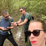 De mannen proberen met hun GPS toch nog een route te vinden. Baudien weet wel beter.
