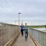 Via de spoorbrug over de IJssel lopen we Deventer binnen.