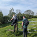 We lopen een nieuw deel van de route die niet in de wandelgids staat, maar wel aangegeven op de bordjes van de route.