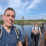 Via de drijvende brug steken we de Lange Kolk bij Den Nul over.