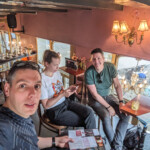 We lunchen wat later dan gebruikelijk bij een cafeetje in het centrum van Deventer.