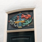 Snijraam van beeldhouwer Jannes Limperg in de Polstraat in Deventer. Dies Ossium Gratia, ofwel: De Dag is de Genade van de Botten.