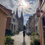 We lopen richting de Bergkerk