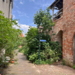 De Armenhage in Zutphen met delen van de oude stadsmuur