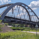 Het lijkt bijna alsof het sneeuwt bij de spoorbrug over het Twentekanaal bij Zutphen