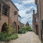 De Armenhage in Zutphen met delen van de oude stadsmuur