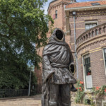 Stadsmuzikant Thonis moest op zijn hoorn blazen als er gevaar dreigde voor de Zutphenaren. Dat de nap (drinkbeker) droog was betekende dat deze meneer zijn drankjes wel lustte.