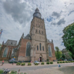Deze kerk met een toren van 76 meter hoog dateert met de oudste delen uit de 11e eeuw. De kerk zelf dateert grotendeels uit de 13e eeuw.