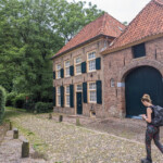 Het korte straatje Kasteelweg in Bronkhorst liep vroeger naar het kasteel dan sinds 1920 volledig is afgebroken.