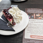 We nemen een gebakje bij het oudste restaurant van Nederland, de Waag in Doesburg.